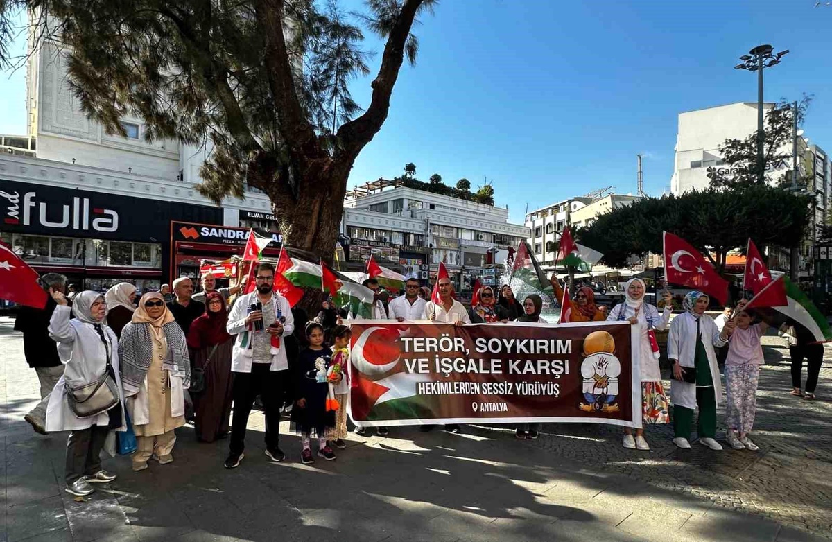 Antalya\'da Sağlık Çalışanlarından Protesto