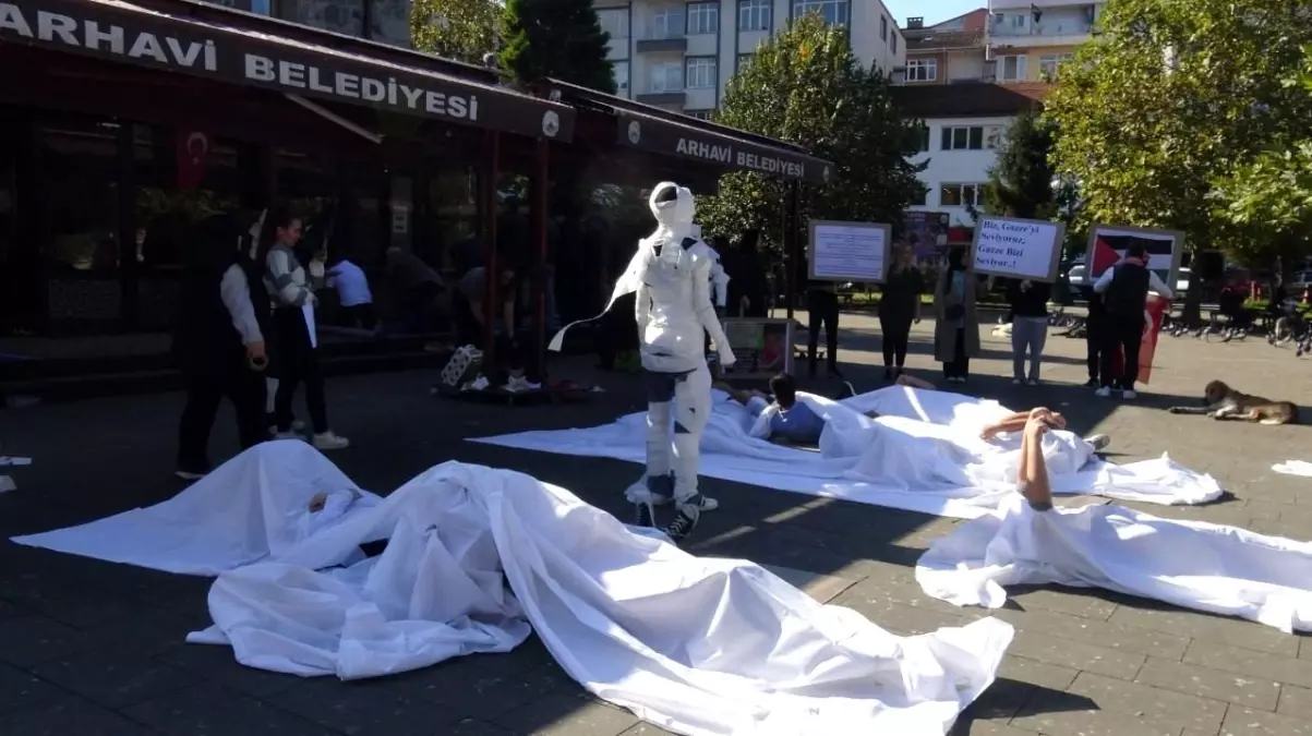 Öğrencilerden Kefenli Protesto