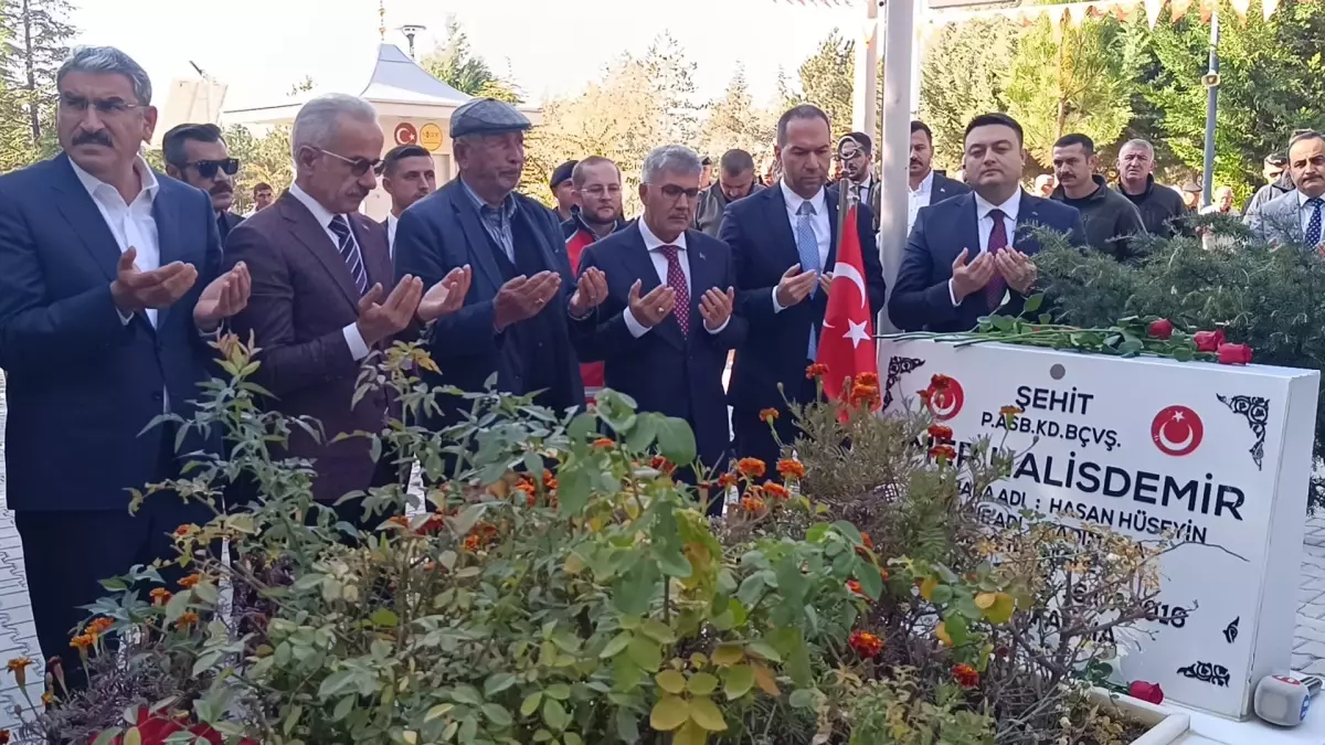 Bakan Uraloğlu, Şehit Ömer Halisdemir\'in Kabrini Ziyaret Etti