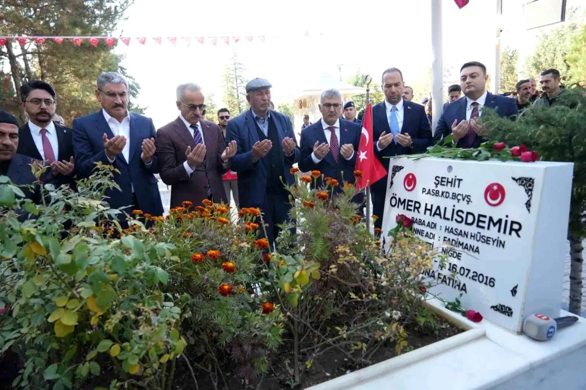 Bakan Uraloğlu, şehit Ömer Halisdemir\'in kabrini ziyaret etti