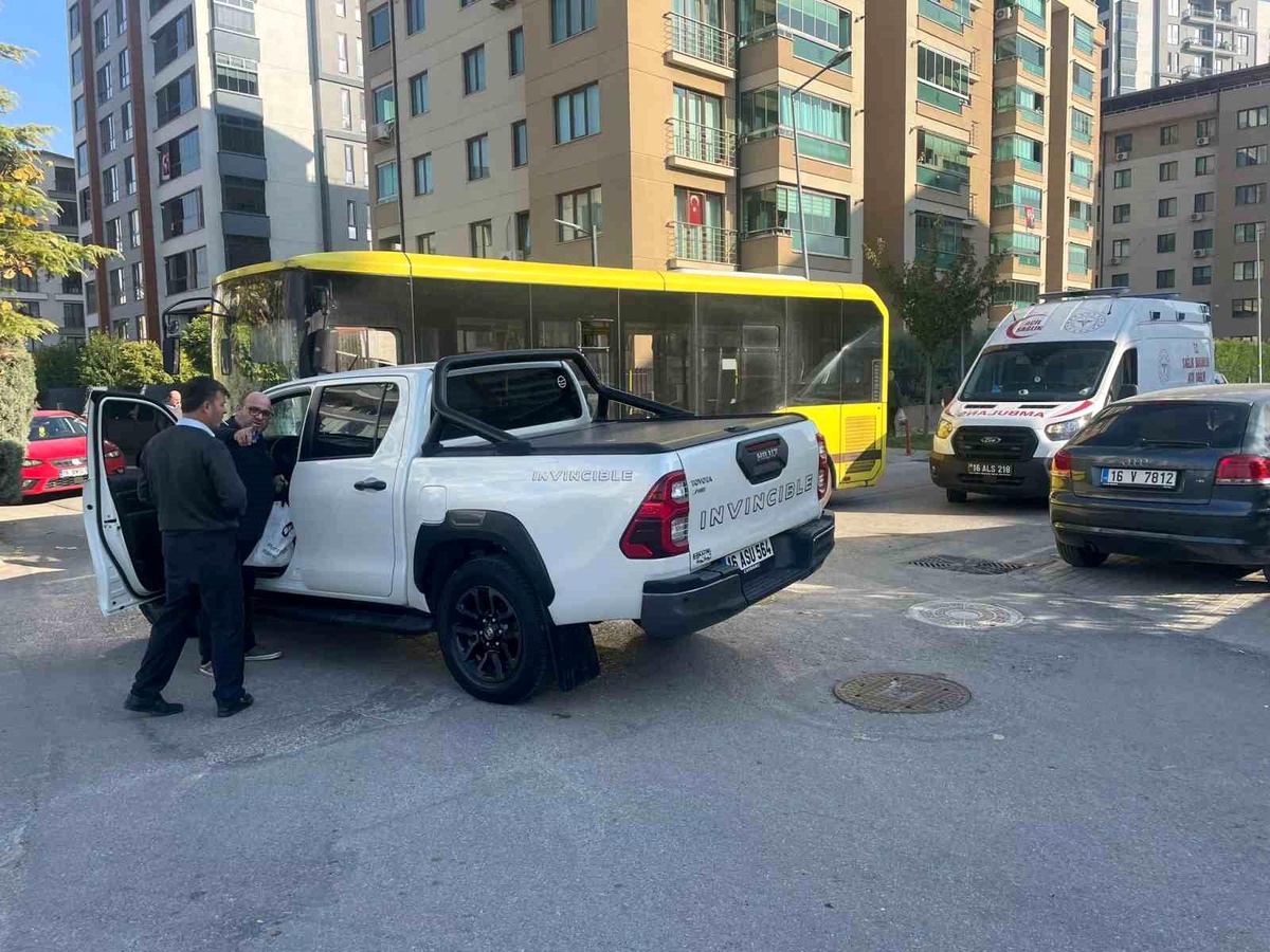 Bursa\'da Belediye Otobüsü ile Kamyonet Çarpıştı: 1 Yaralı