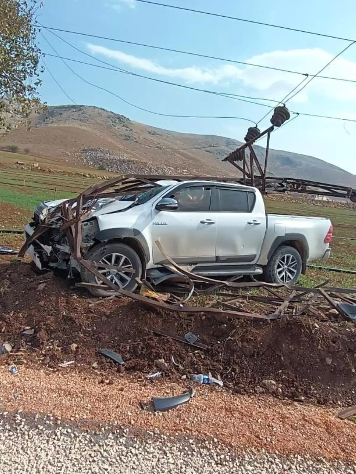 Hatay\'da Pikap Elektrik Direğine Çarptı