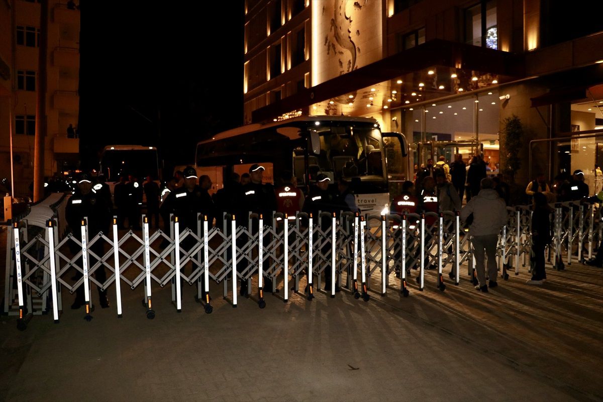 Fenerbahçe Trabzon\'da Taraftarla Buluştu