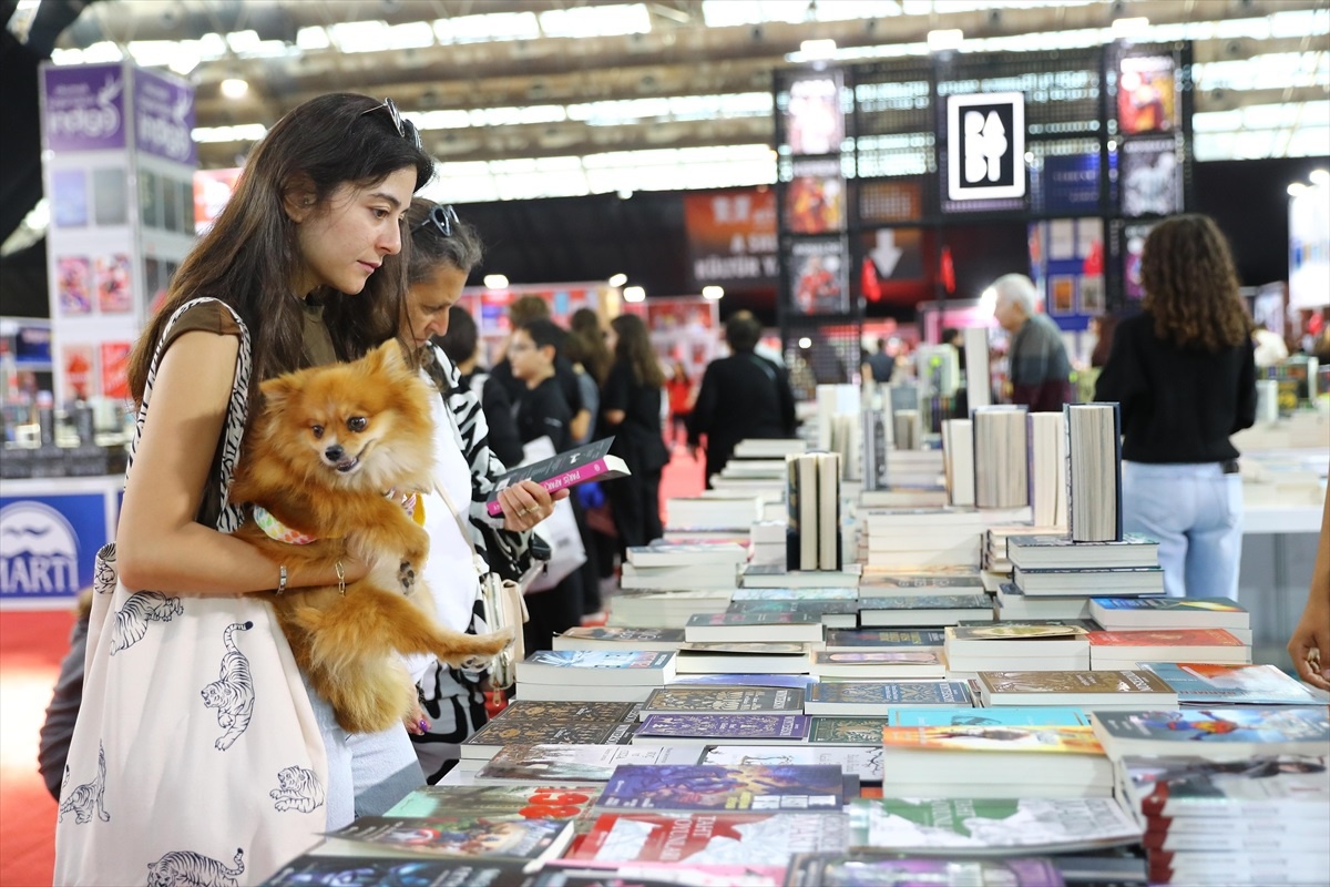Antalya Kitap Fuarı\'nda Yazarlar Okurlarla Buluştu