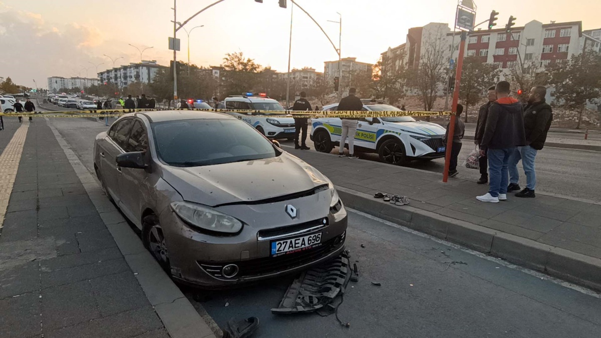 Gaziantep\'te otomobil, kaldırımdaki yayaların arasına daldı: 1 ölü, 1 yaralı