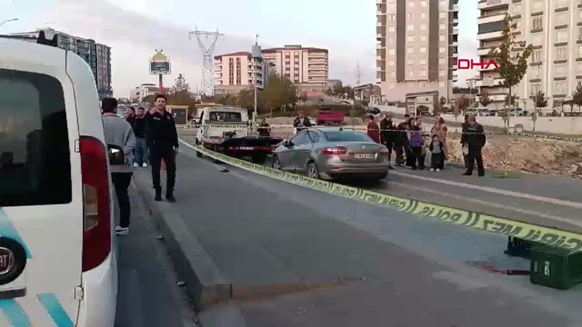 GAZİANTEP\'te otomobil, kaldırımdaki yayaların arasına daldı: 1 ölü, 1 yaralı