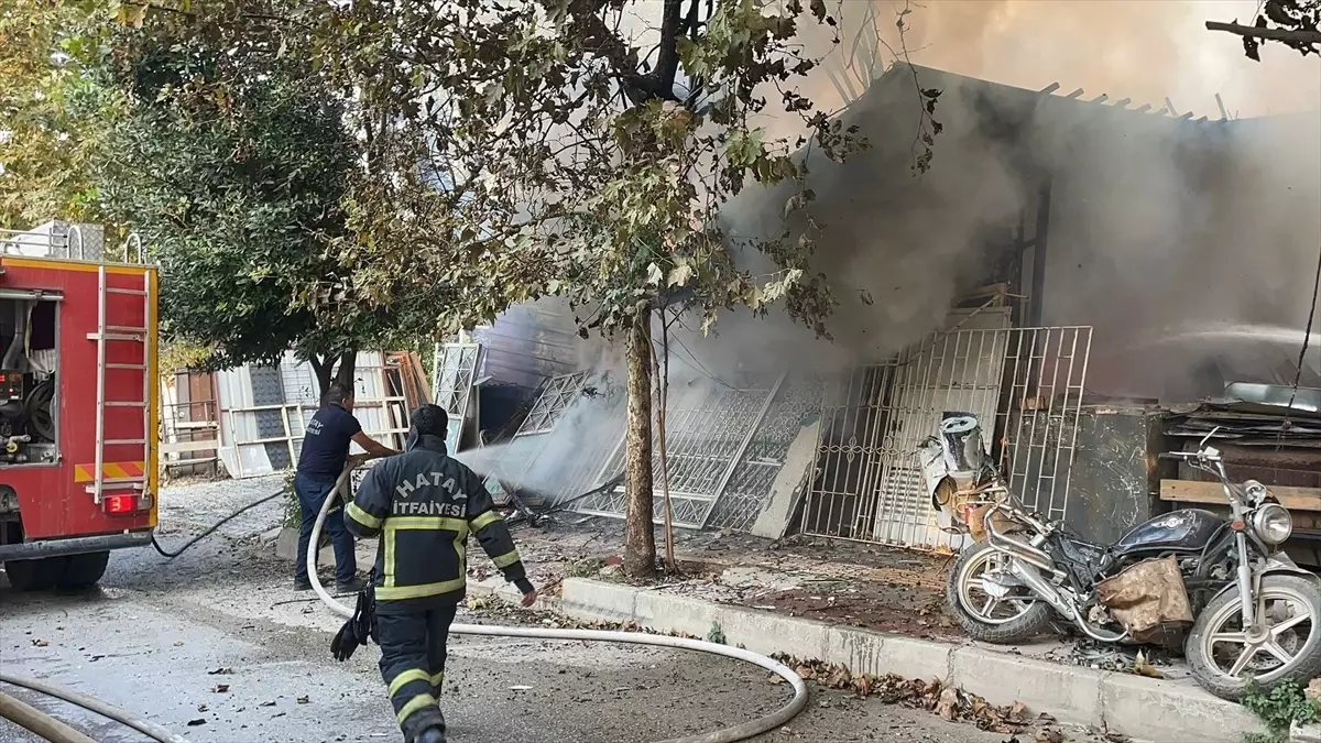 Hatay\'da Prefabrik Hurdacı Dükkanında Yangın