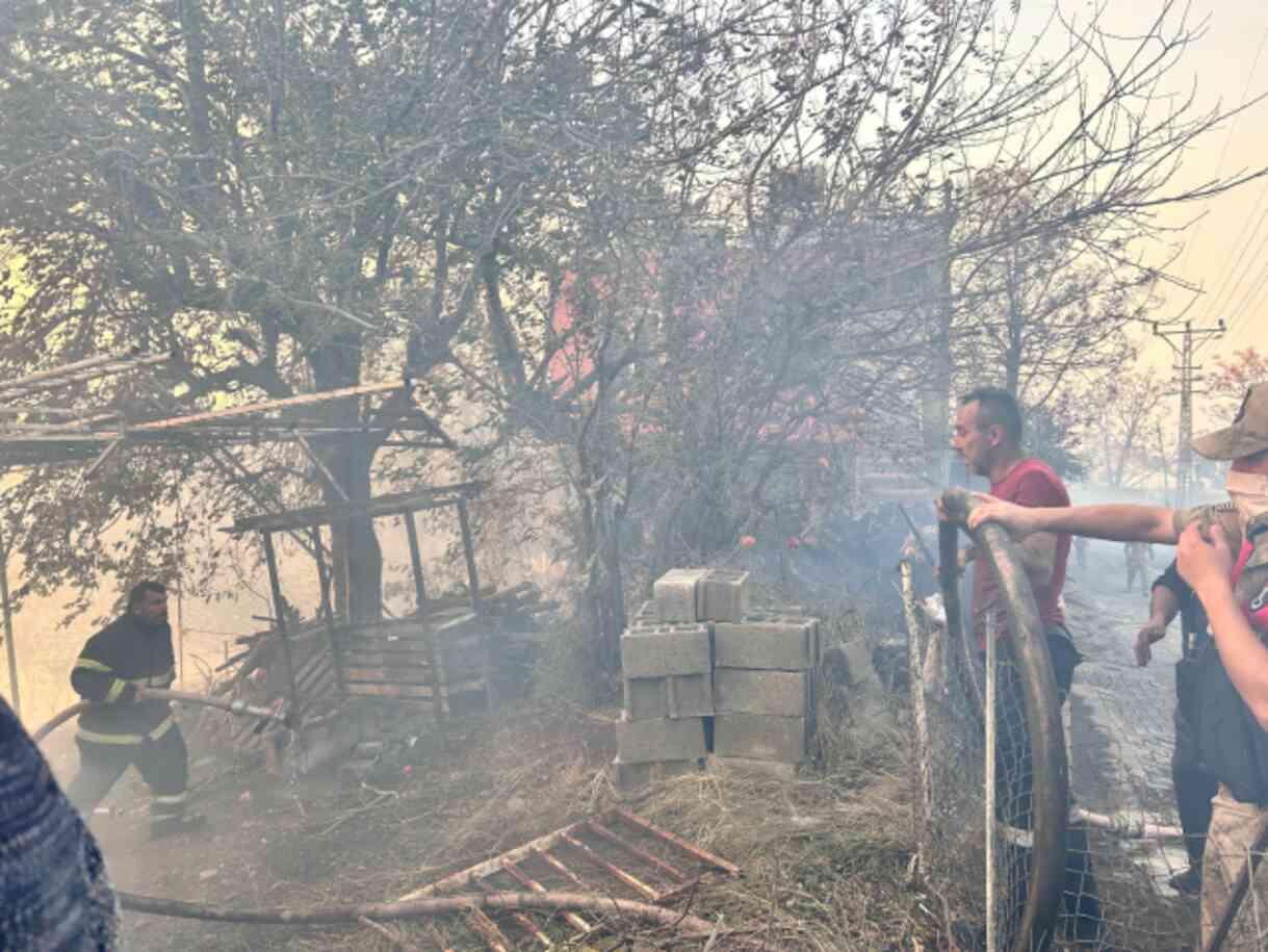 Hatay'da Orman Yangını Evleri Tehdit Ediyor, Destek Talepleri Artıyor