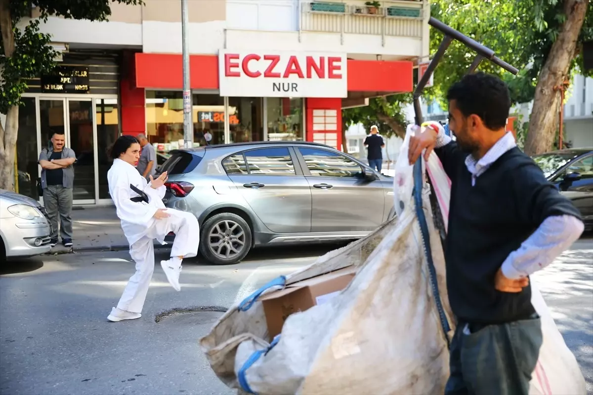 Ece Yılmaz\'dan Kadına Şiddete Karşı Karate Gösterisi