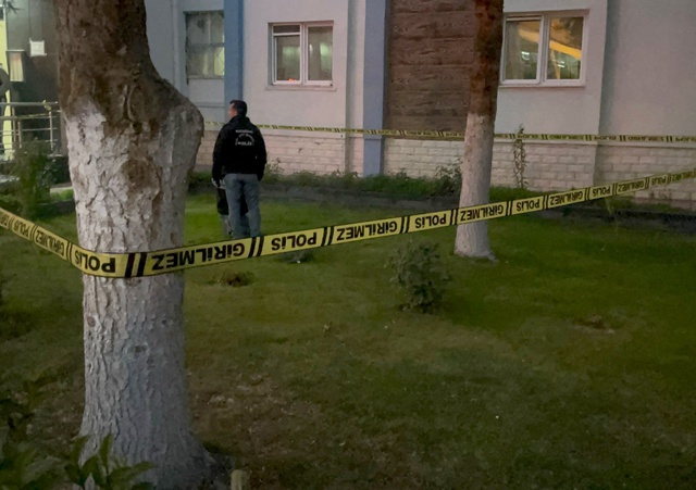 9. kattan düşen 17 yaşındaki İpek, toprağa verildi 9. kattan düşen 17 yaşındaki İpek, toprağa verildi