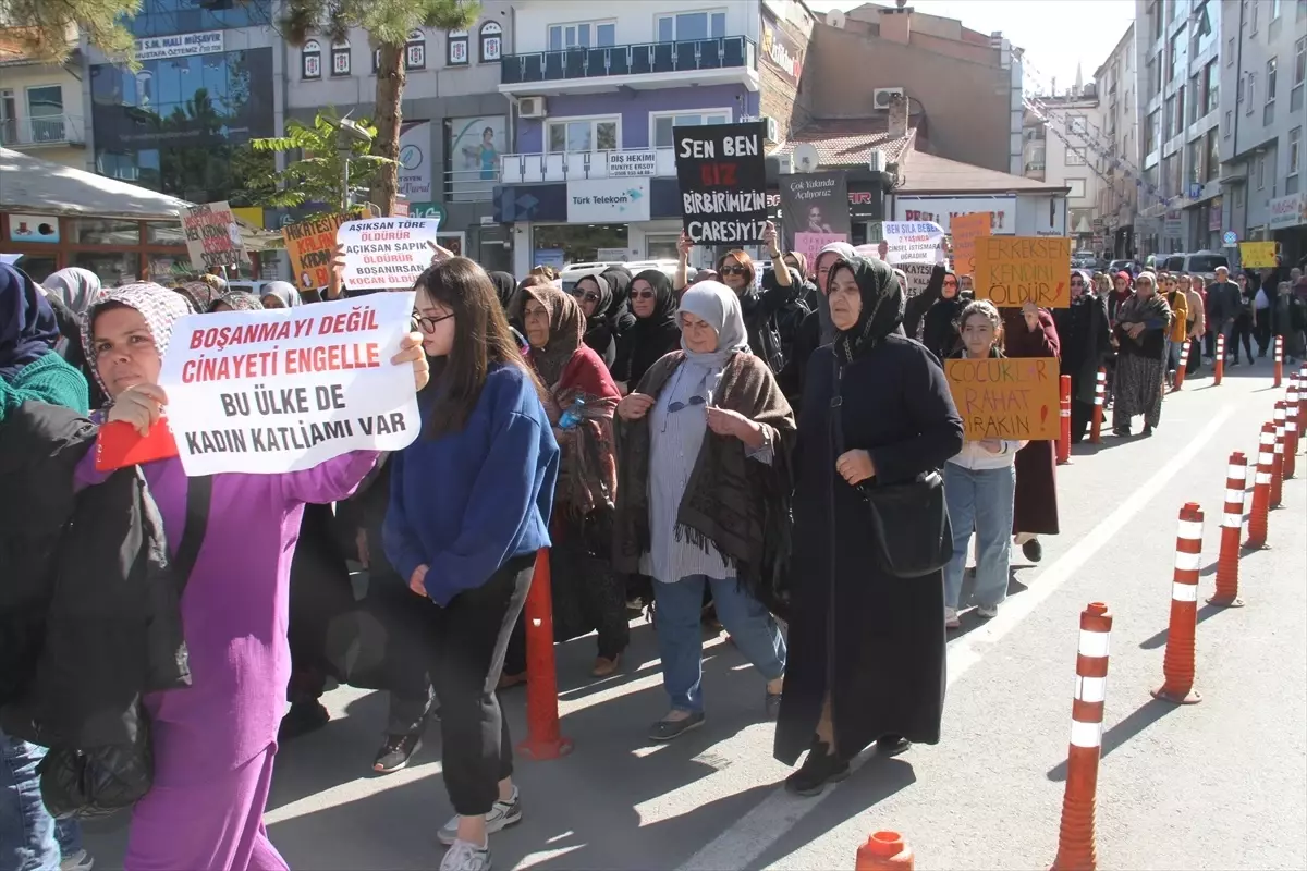 Beyşehir\'de Kadın ve Çocuk Cinayetlerine Tepki Yürüyüşü Düzenlendi