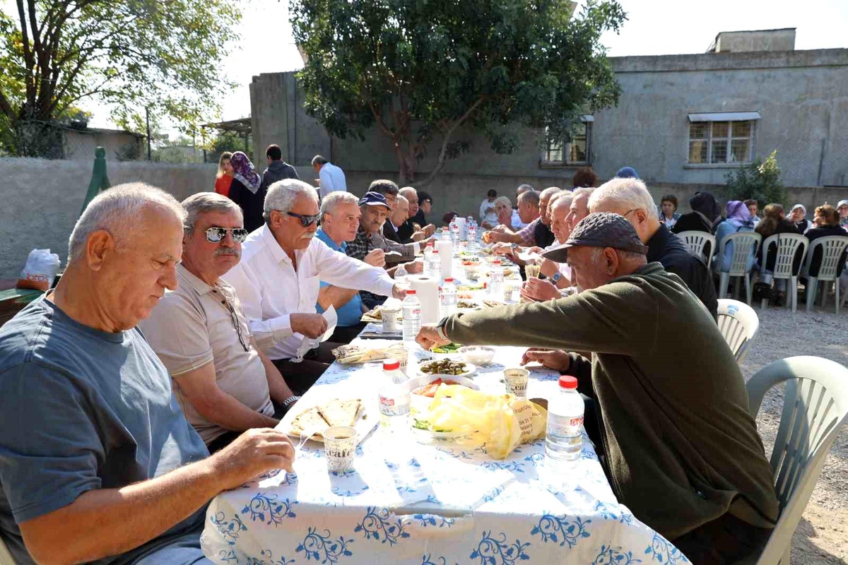 Polis okulundan mezun olan emekli polisler 40 yıl sonra Adana\'da buluştu