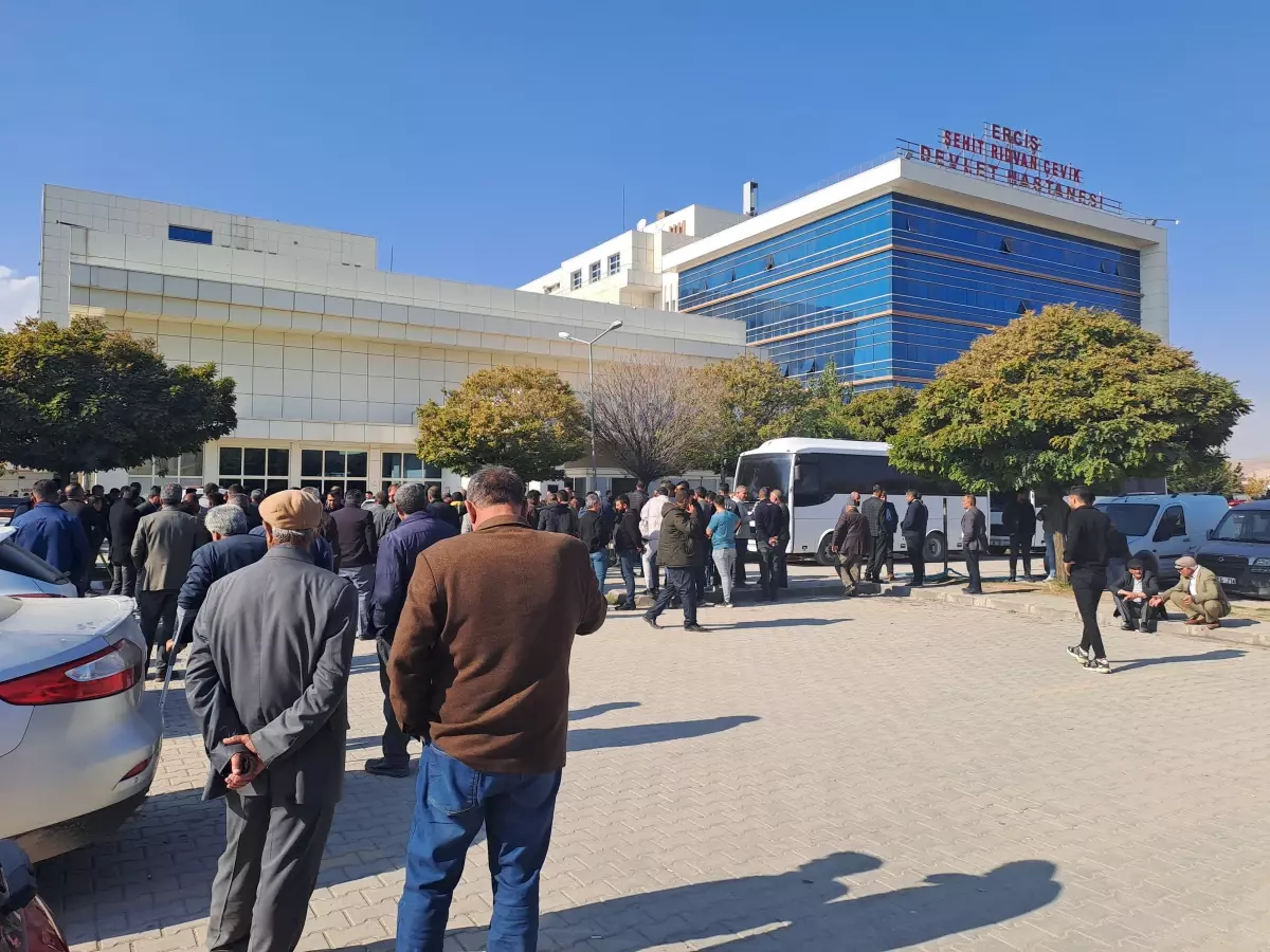 Sağlık kontrolü için getirilen şüpheli, hastane önünde silahlı saldırıya uğradı; 1 ölü, 3 yaralı