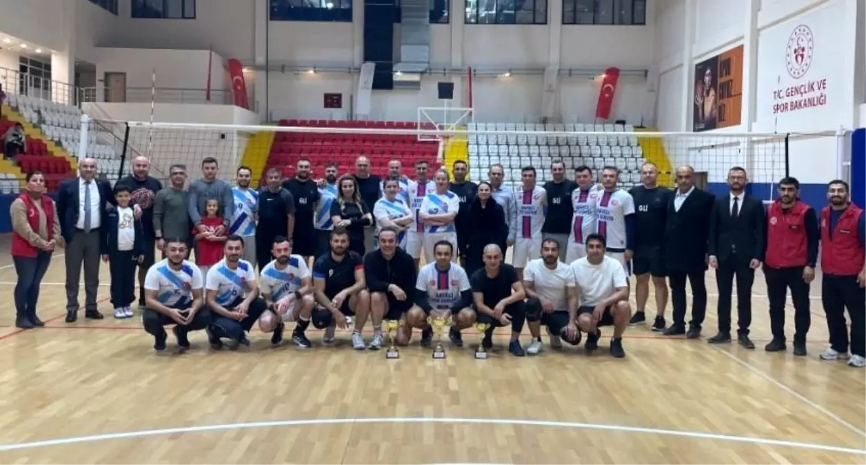 Tavşanlı\'da Voleybol Şampiyonu Emniyet