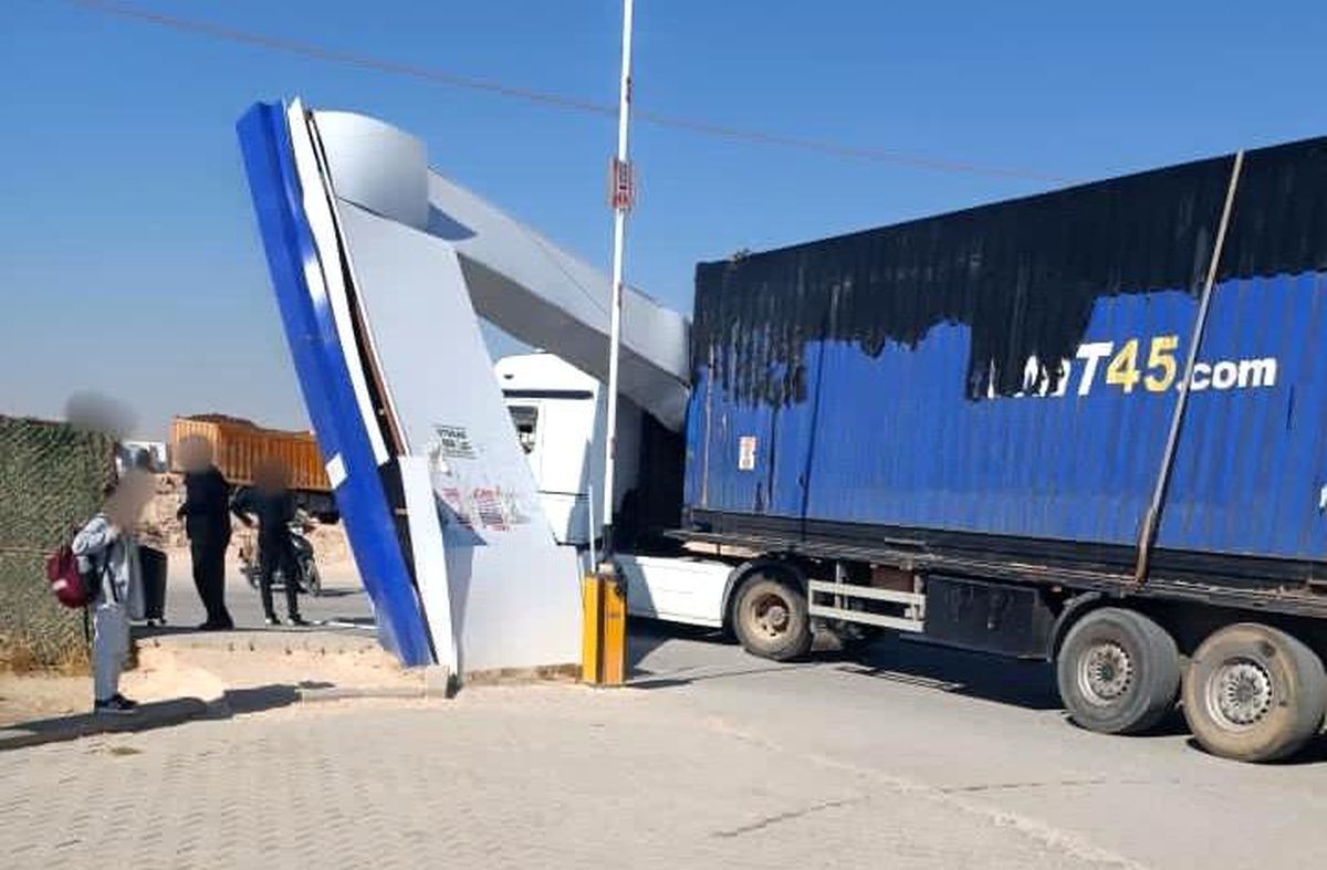 Tır, Konteyner Kent Levhasını Sökerek Geçti