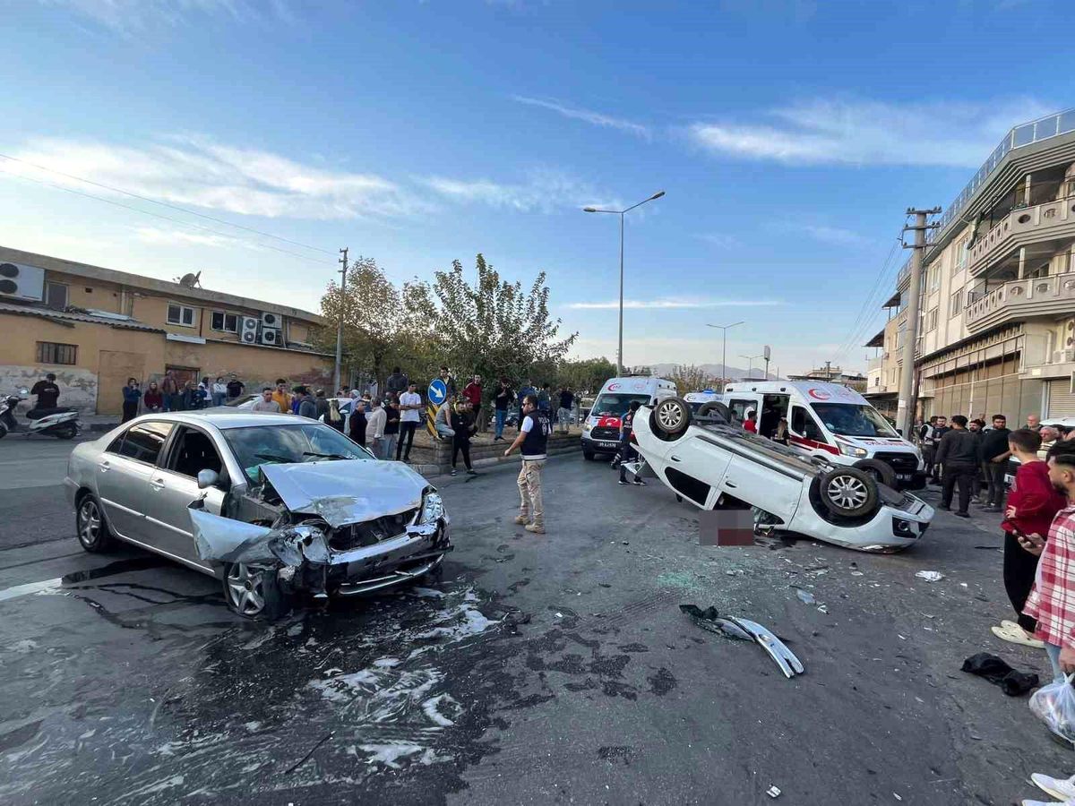 Trafik kazasında ortalık savaş alanına döndü: 1\'i ağır 2 yaralı