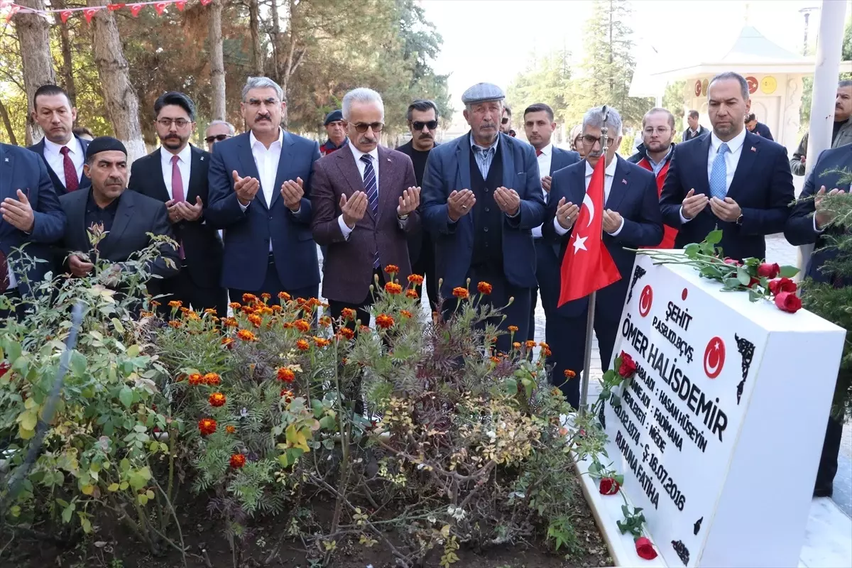 Ulaştırma ve Altyapı Bakanı Uraloğlu, şehit Ömer Halisdemir\'in kabrini ziyaret etti