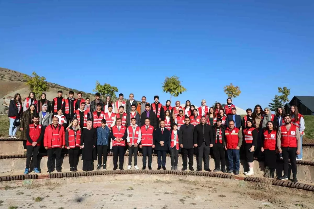 Vali Aydoğdu, Kızılay Haftası\'nda Öğrencilerle Buluştu