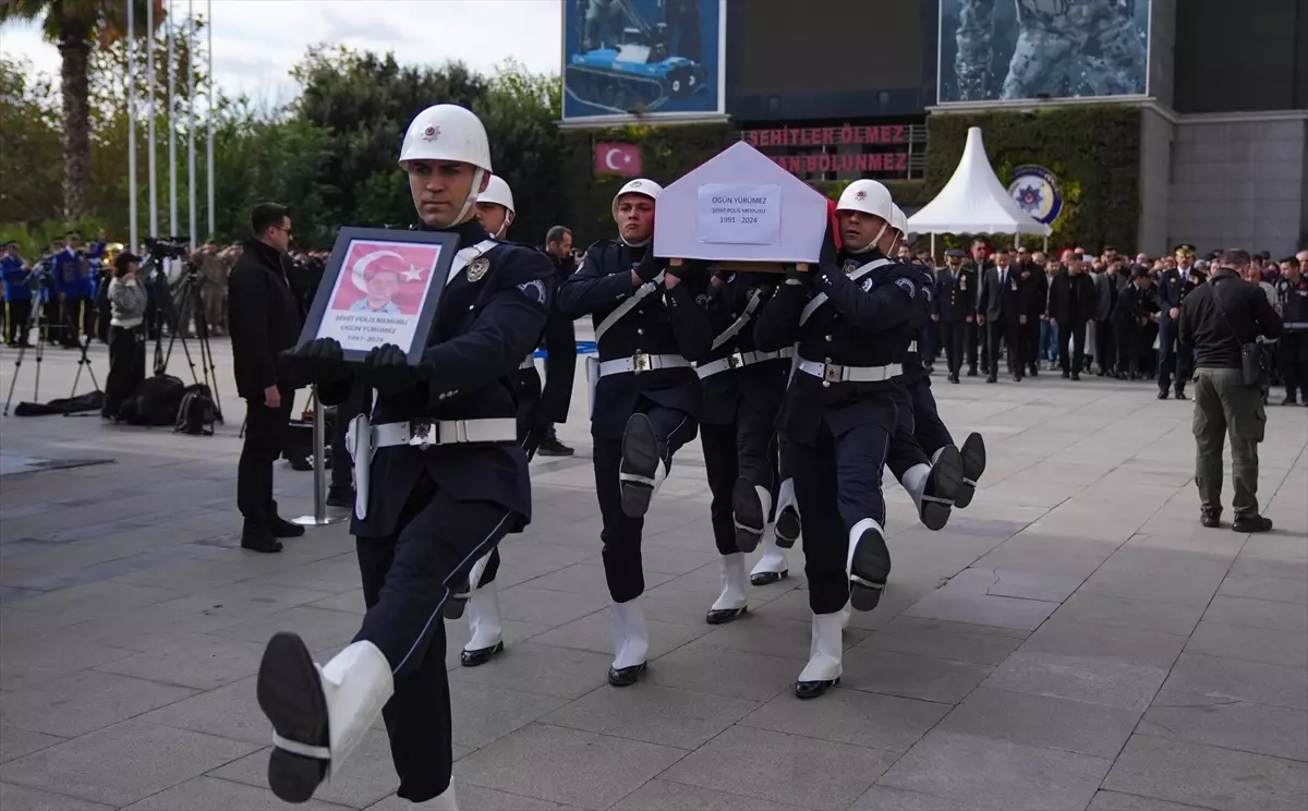 İstanbul\'da trafik kazasına müdahale ederken şehit olan polis için tören düzenlendi