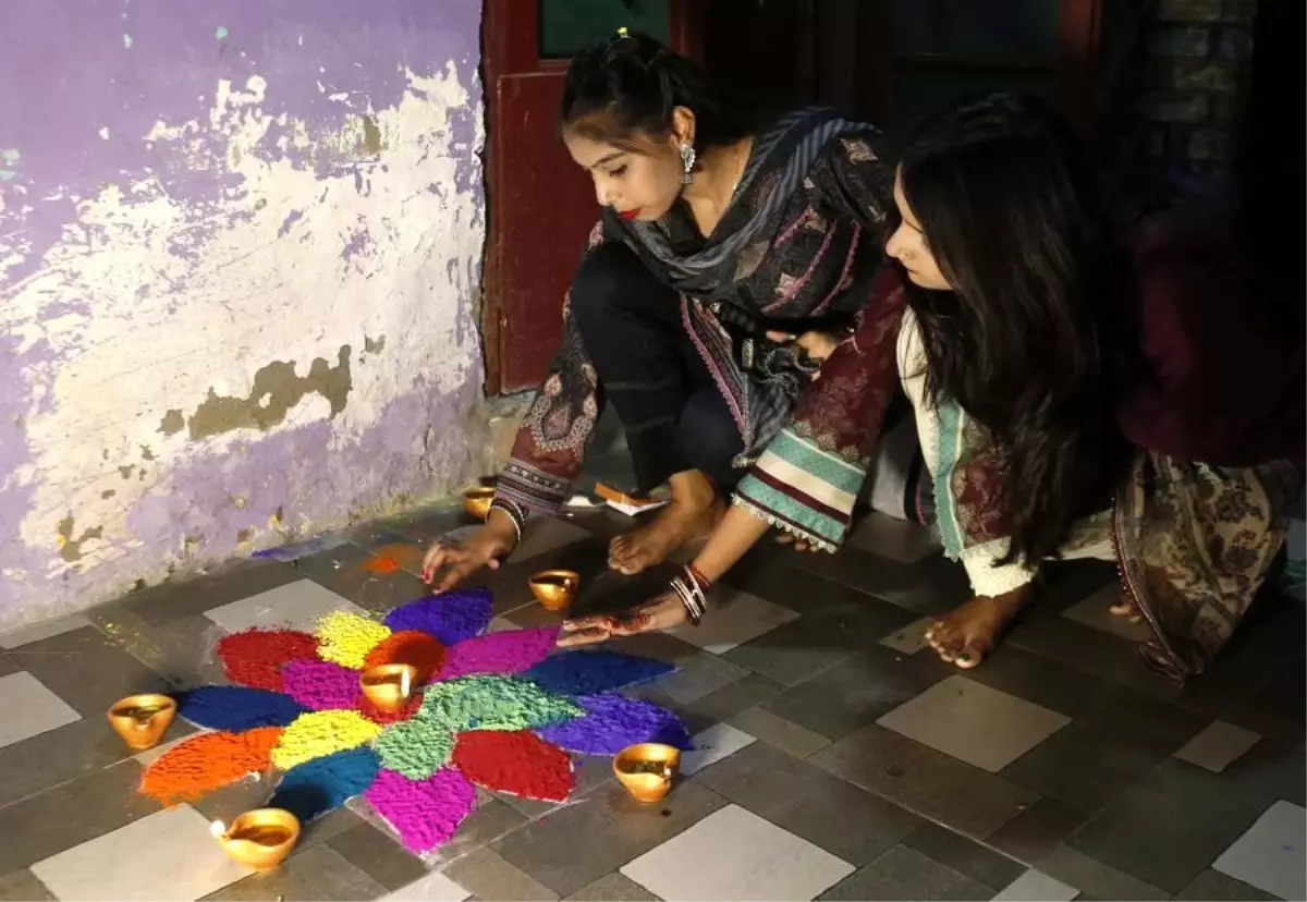 Pakistan\'da Diwali Kutlamaları