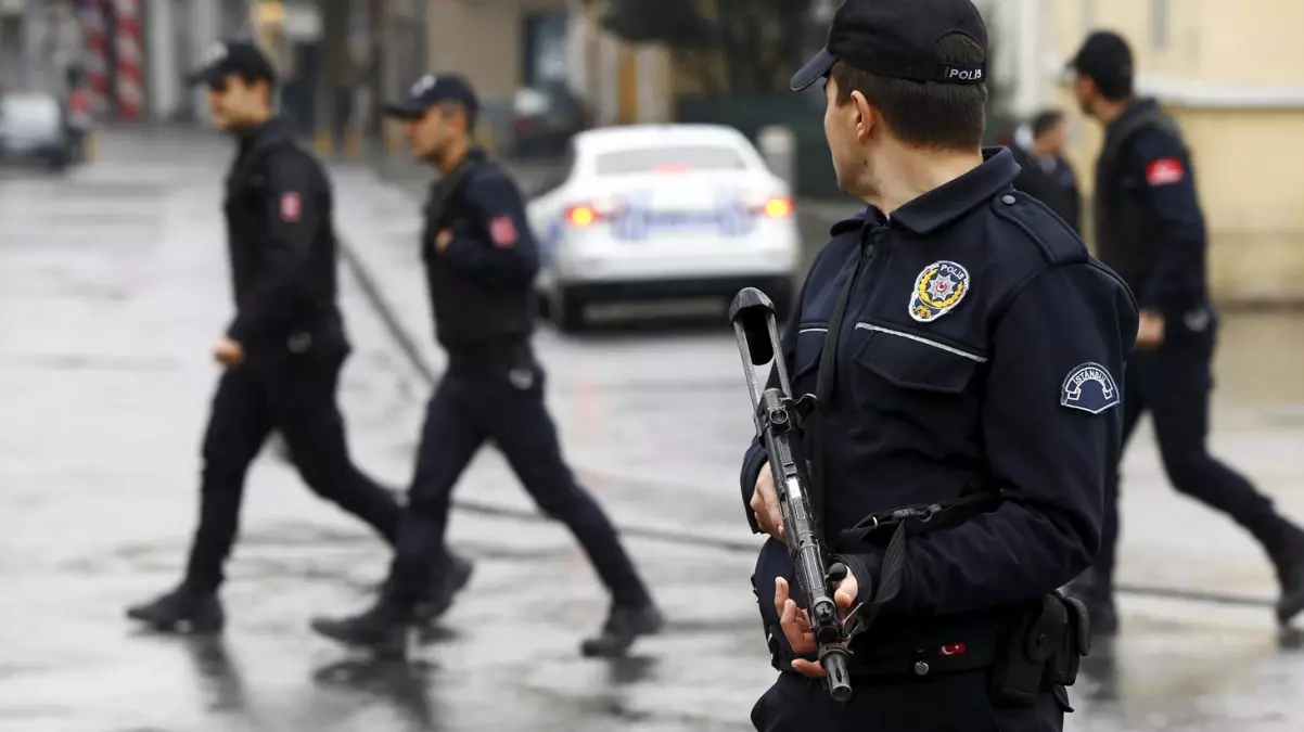 Ataşehir\'de polis memuru, tartıştığı meslektaşını silahla bacağından vurdu