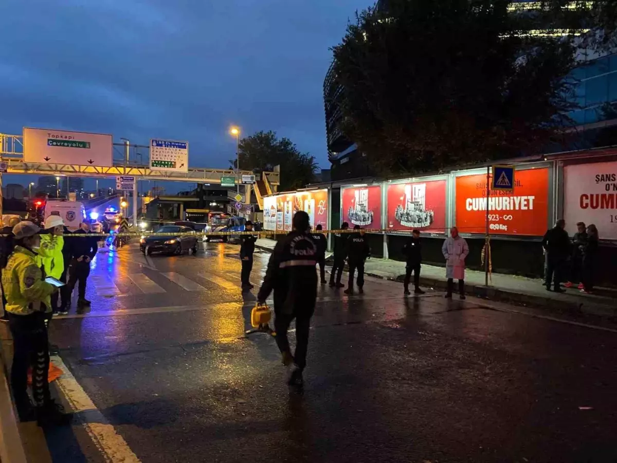 Bakırköy\'de trafik kazasına müdahale eden polis ekiplerinin arasına İETT otobüsü daldı, 1 polis şehit oldu