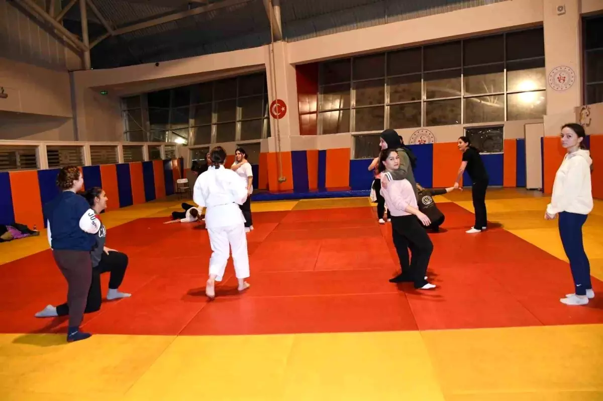 Balıkesir Belediyesi\'nden Kadınlara Judo Eğitimi