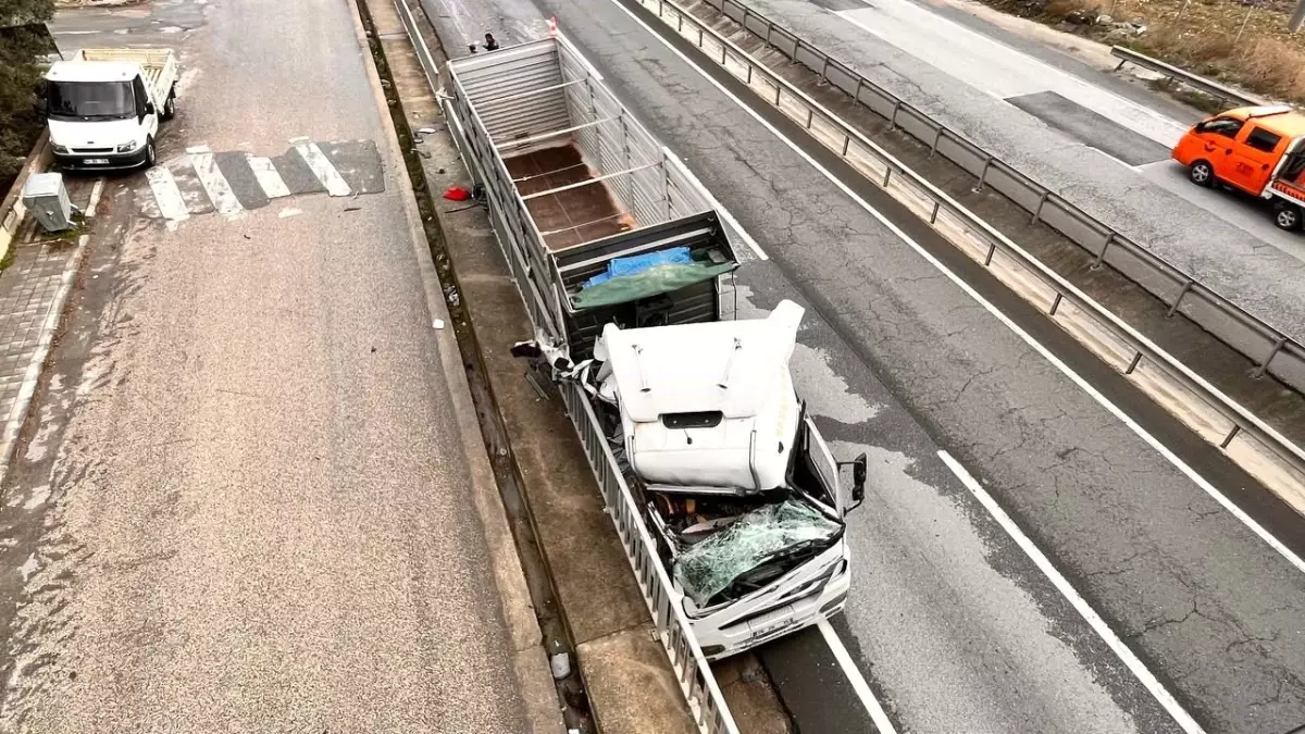 Sakarya\'da Tır Beton Bariyerlere Çarptı