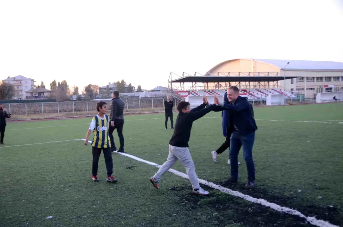 Kaymakam Koşansu\'dan Çocuklarla Futbol Keyfi