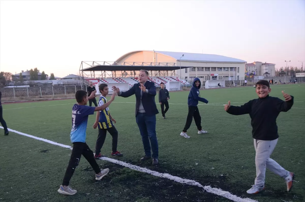 Kaymakam Koşansu\'dan Çocuklarla Futbol Maçı