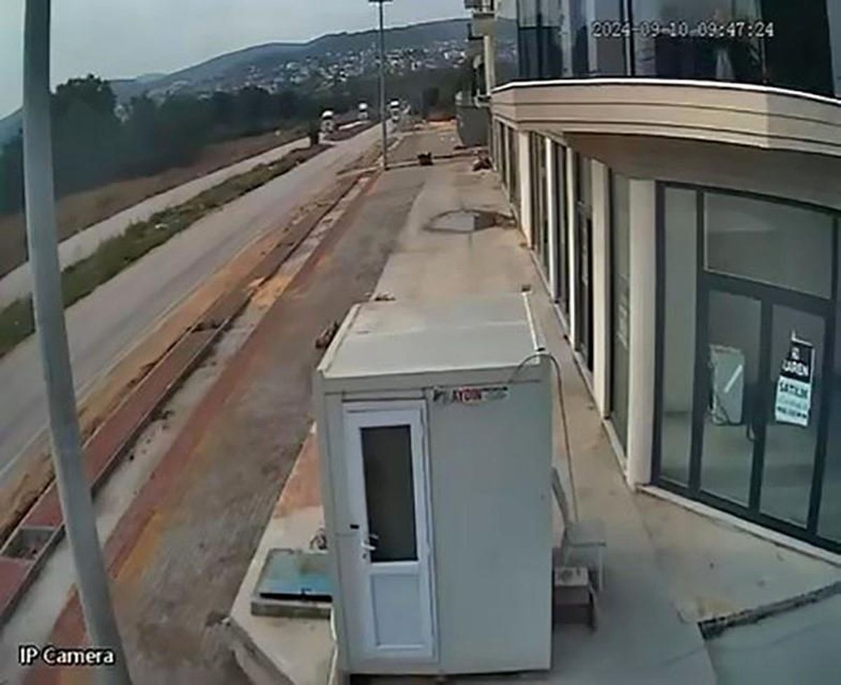 Bursa\'da Kamyonlar Kafa Kafaya Çarpıştı