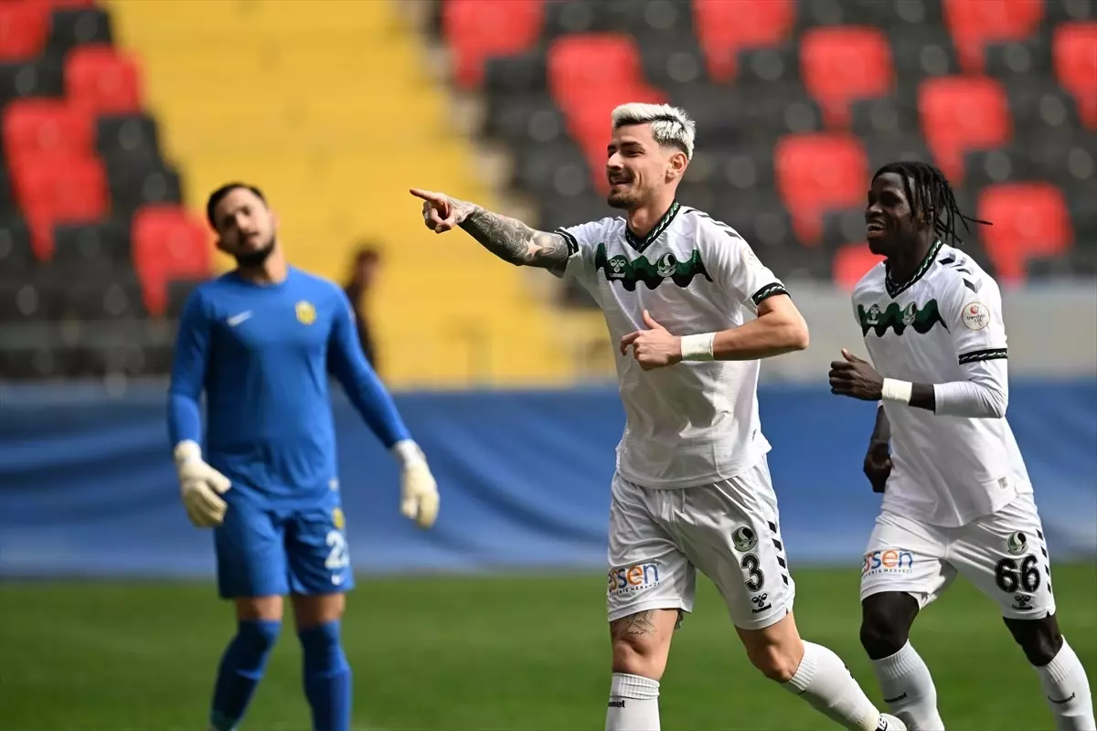 Sakaryaspor, Yeni Malatyaspor\'u 2-0 Geçti