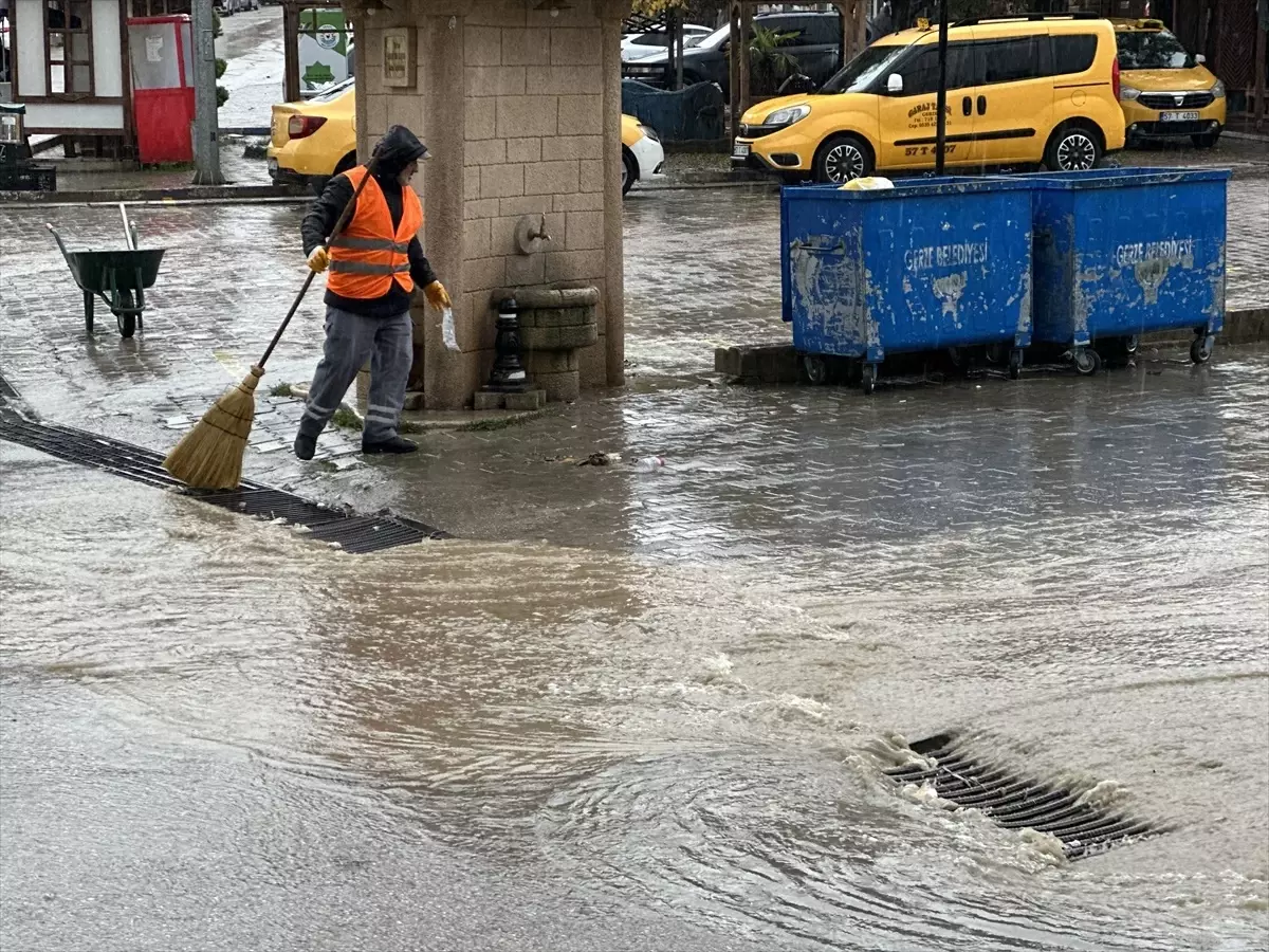 Gerze\'de Sağanak Yağış Ulaşımı Olumsuz Etkiledi