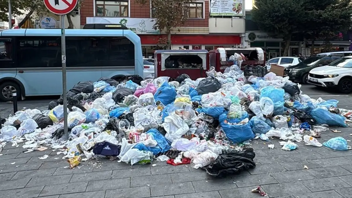 Kartal\'da işçiler greve gidince çöpler sokaklarda kaldı