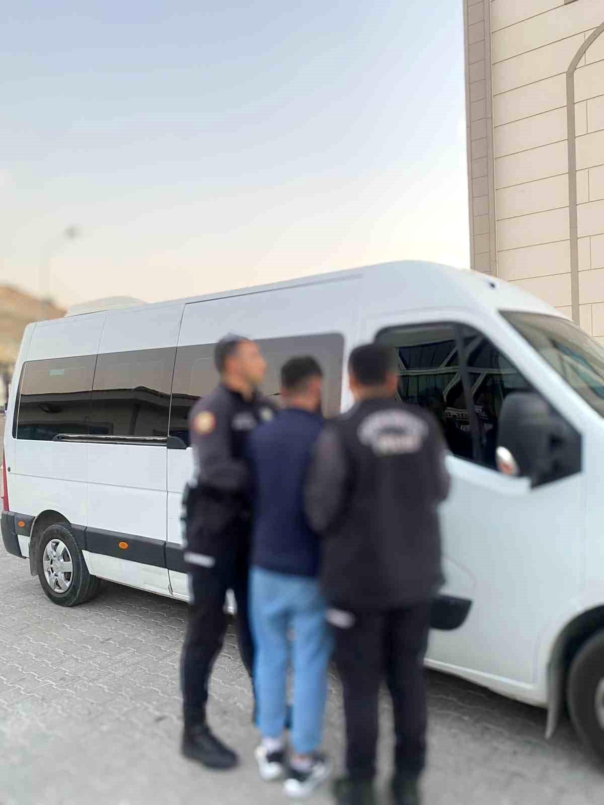 Kuşadası\'nda Uyuşturucu ve Suçlu Yakalandı
