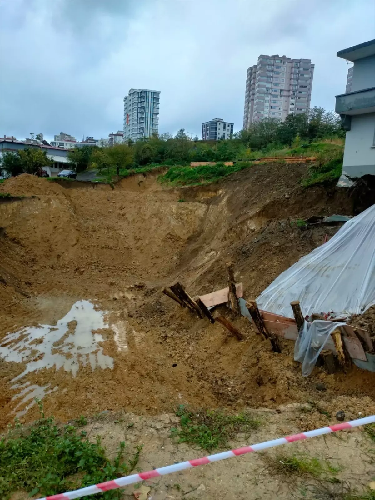 Samsun\'da İnşaat Kazısı Sonrası Toprak Kayması