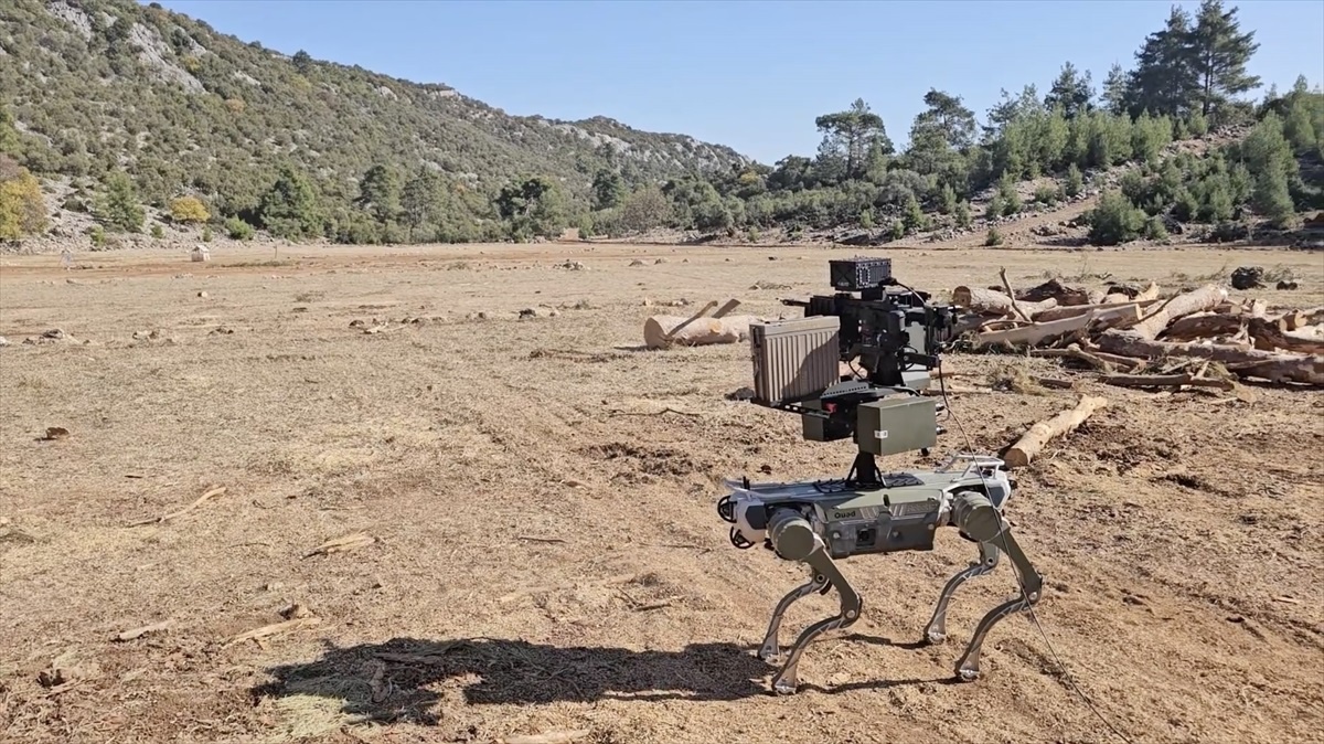 Silahlı Robot Köpekler Göreve Hazırlanıyor