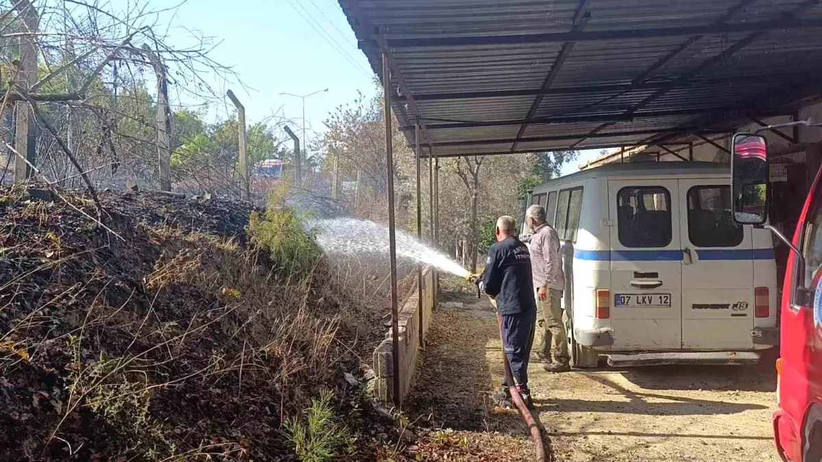 Antalya\'da Yangın Paniği: Portakal Bahçesindeki Yangın Kontrol Altına Alındı