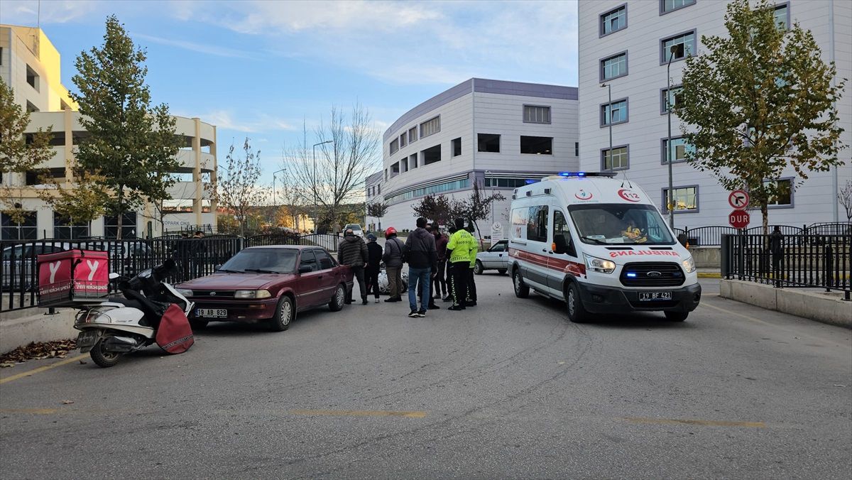 Çorum\'da Motosiklet ve Otomobil Çarpıştı