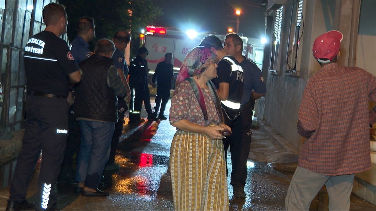 Muratpaşa\'da Yangın: Bir Kadın Hayatını Kaybetti
