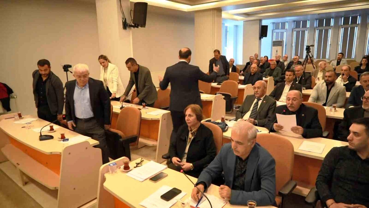 Atakum Belediye Meclisinde \'Bildiri\' Tartışması: AK Parti ve MHP Üyeleri İtiraz Üzerine Salonu Terk Etti