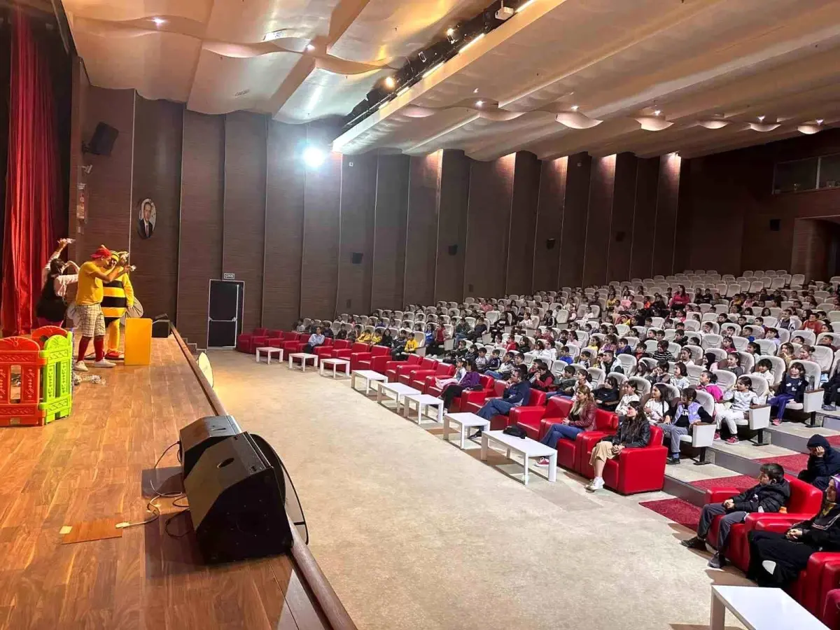 Adıyaman\'da Çocuklara Çevre Bilinci Aşılayan Tiyatro Oyunu