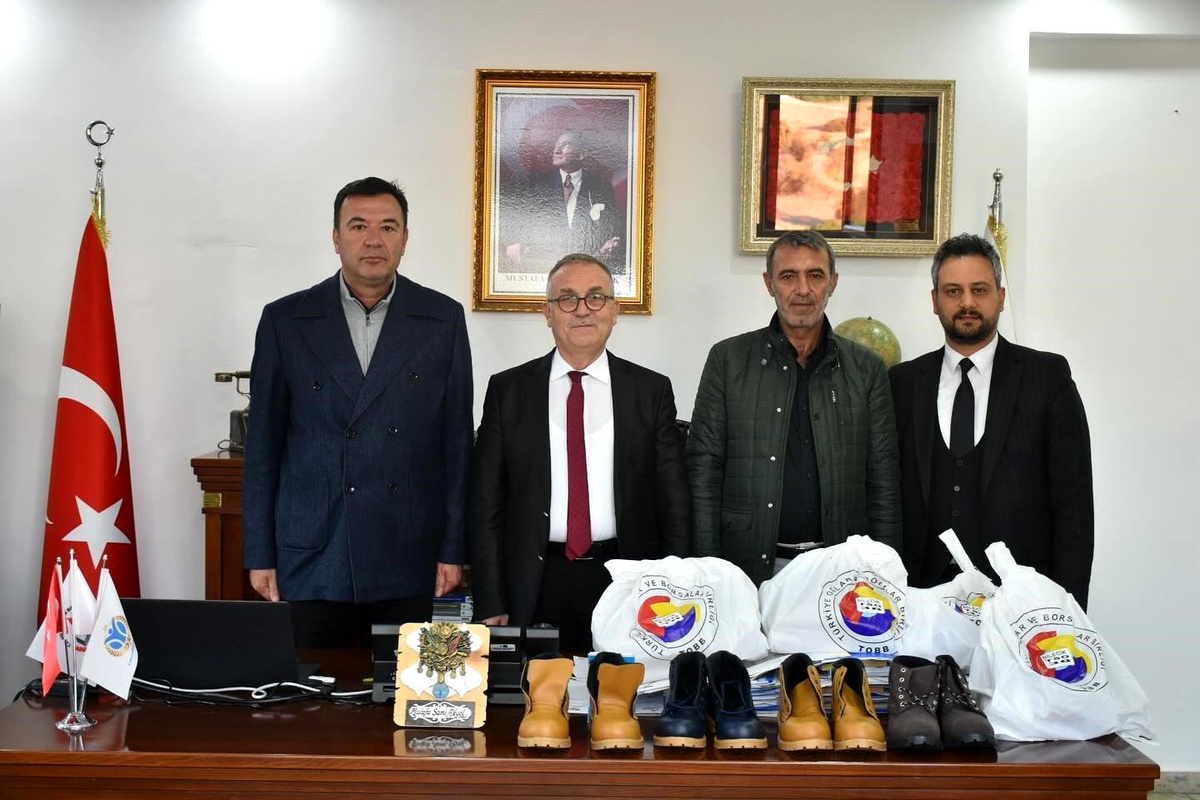 Bilecik\'te 353 Öğrenciye Kışlık Bot Yardımı