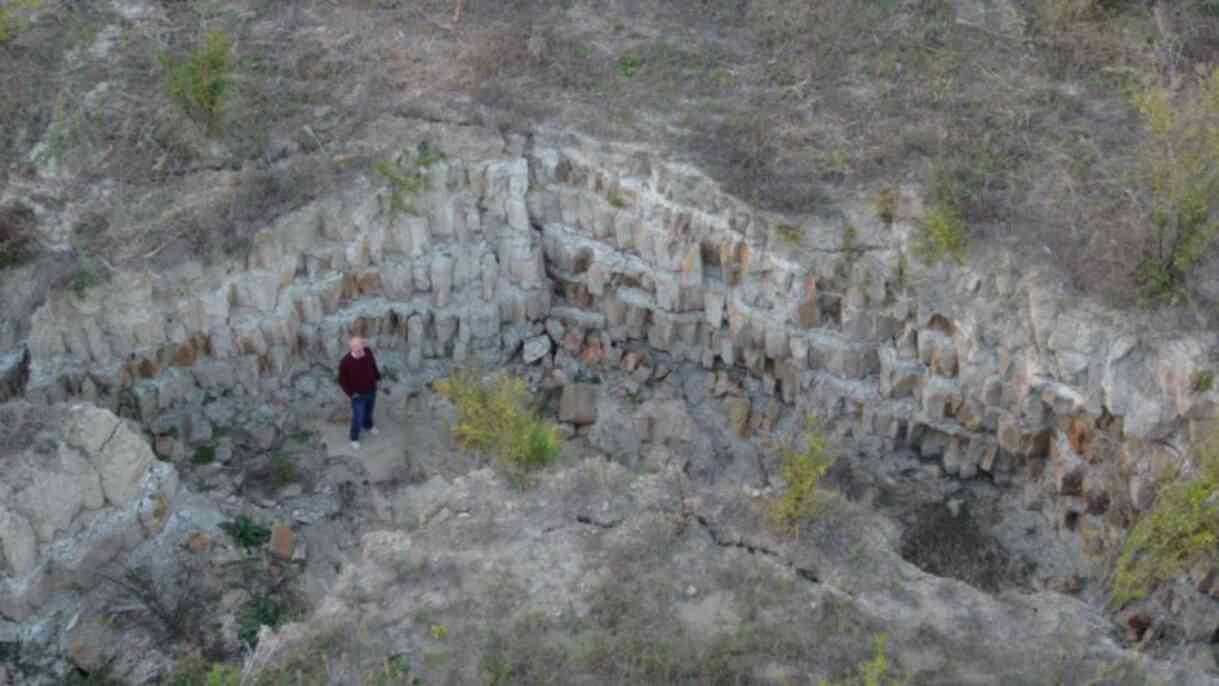 Deprem gecesi oluşan 4 metrelik yarık ilçe halkının tüylerini ürpertiyor