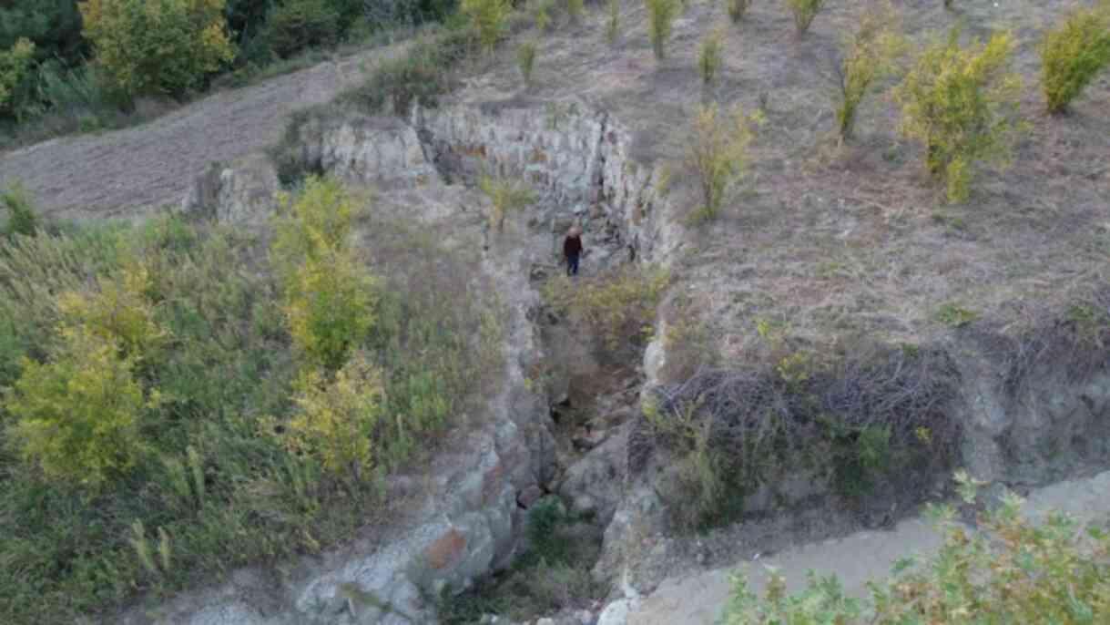 Deprem gecesi oluşan 4 metrelik yarık ilçe halkının tüylerini ürpertiyor