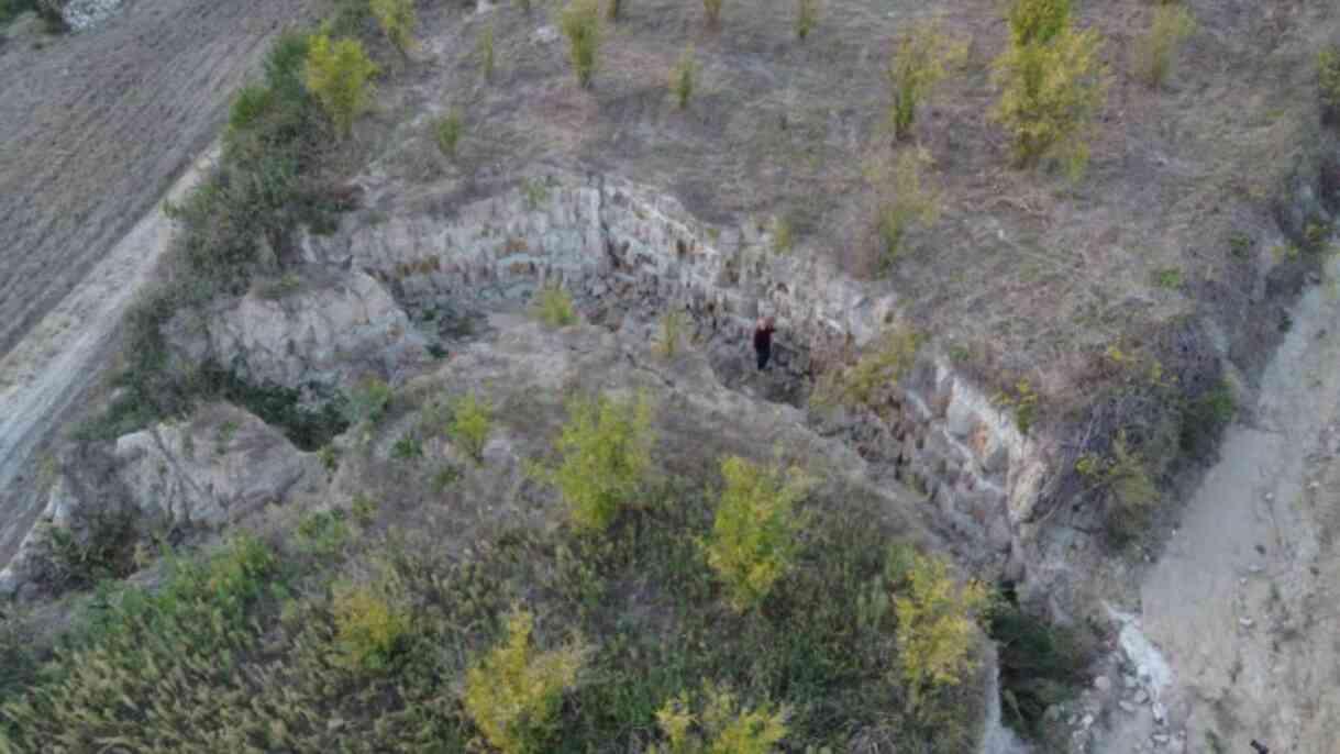 Deprem gecesi oluşan 4 metrelik yarık ilçe halkının tüylerini ürpertiyor