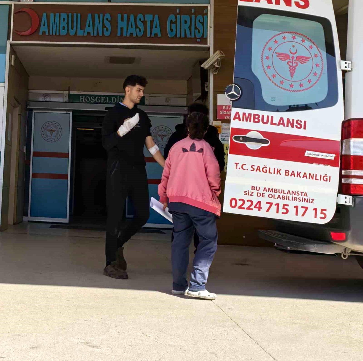 İnegöl\'de genç, hurda makinesine elini kaptırdı