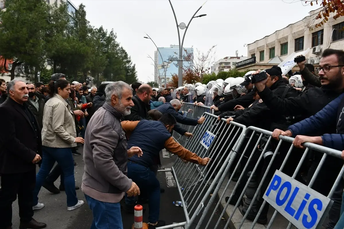 Batman\'da Belediye Binasına Girişte Kavga