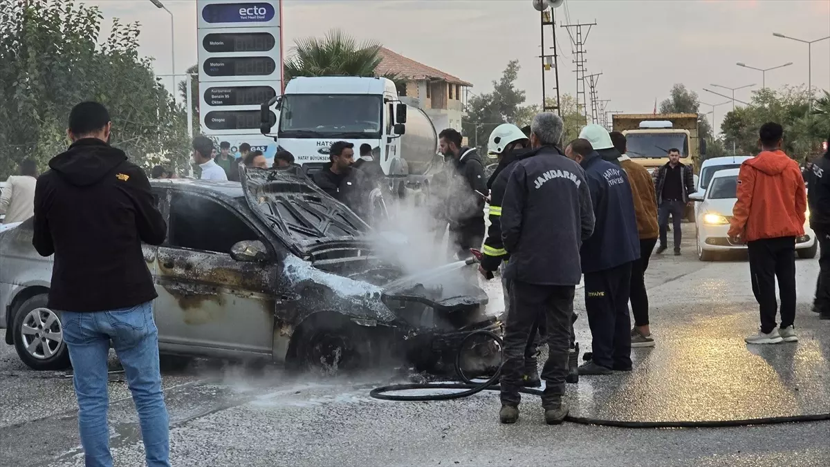 Hassa\'da Seyir Halindeki Araçta Yangın