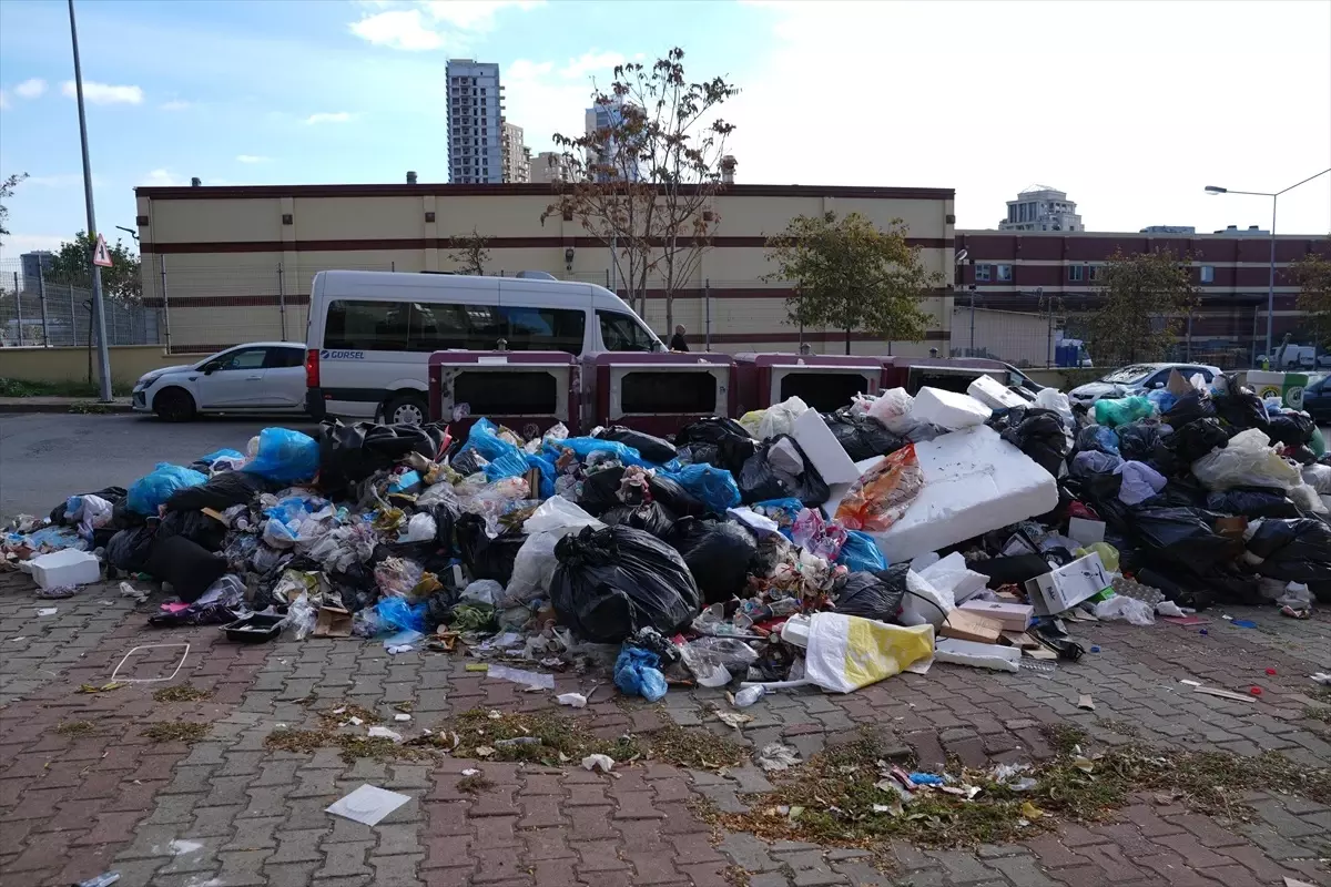 Kartal\'da Temizlik İşçileri Eylemde Çöpler Birikti